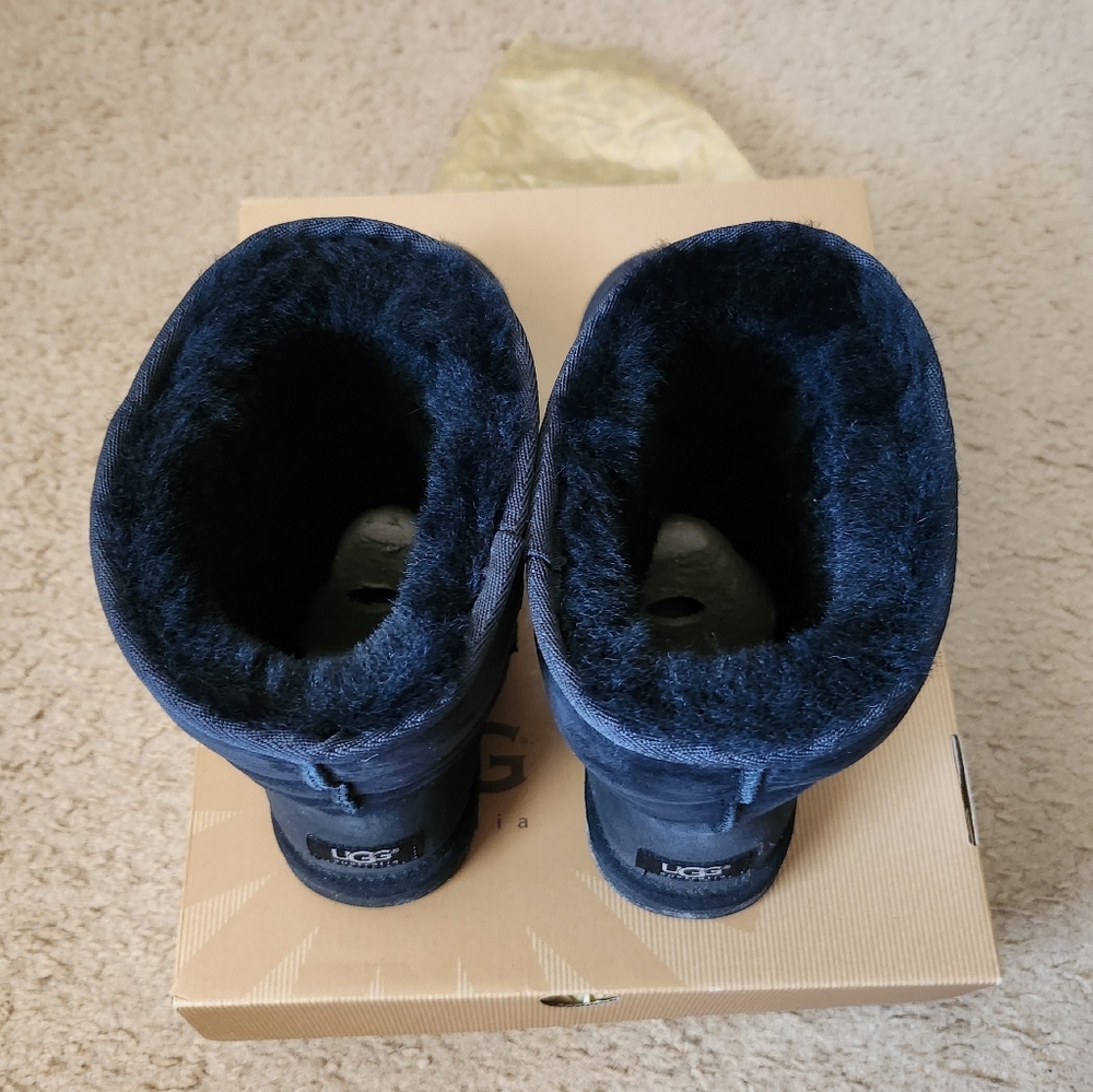 UGG Classic SHORT in Black - Picture 6 of 11